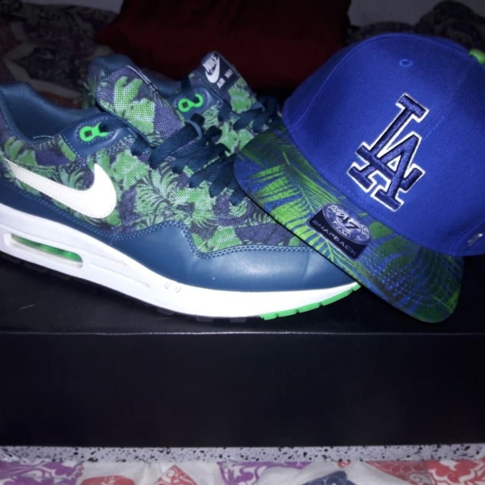 Sneaker/ snapback combo